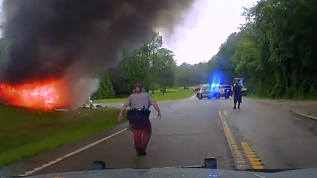 Georgia deputy rescues 2 people trapped inside burning truck - Vimarsana News