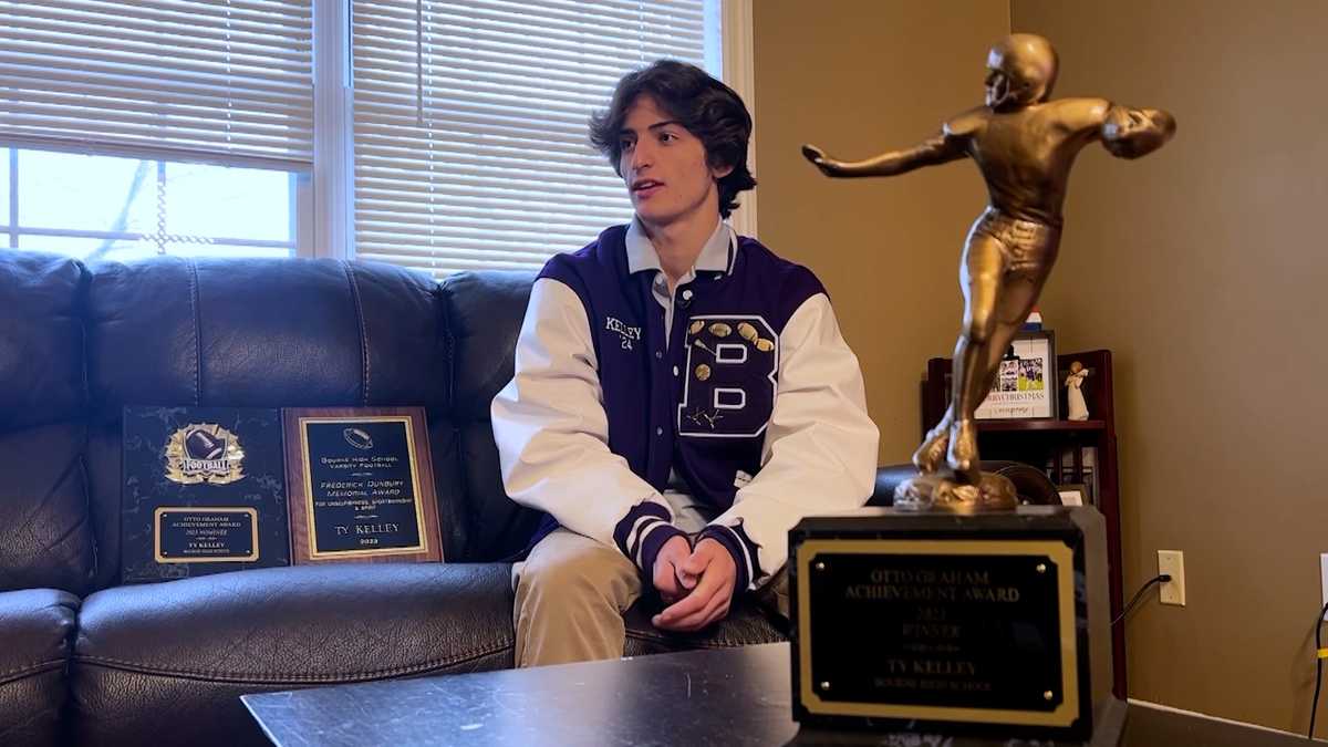 Mass. quarterback born with 7 fingers gets attention of college scouts