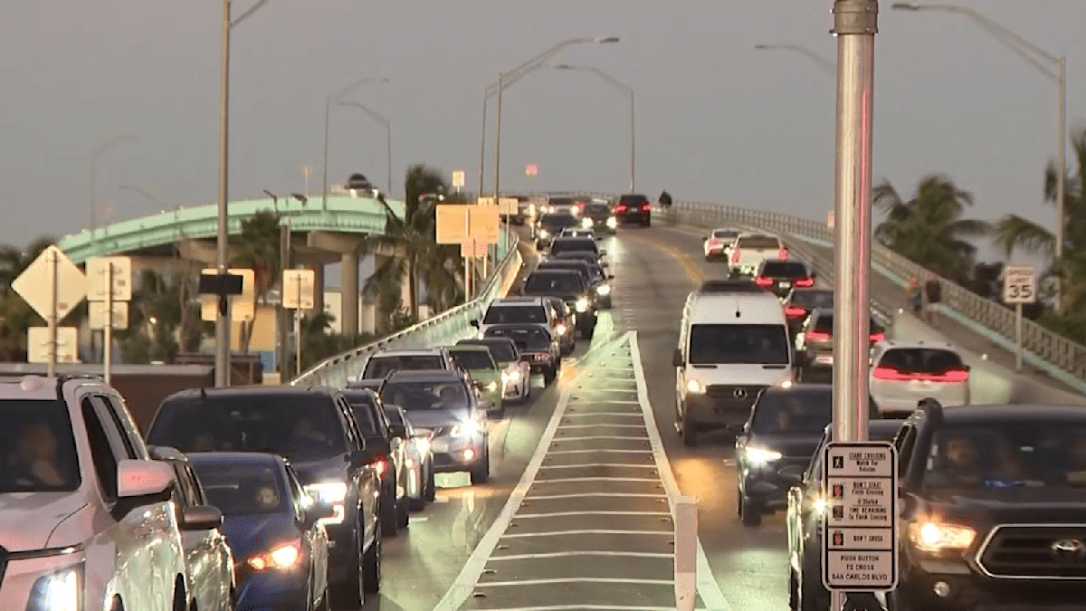 Fort Myers Beach traffic congestion worsens due to inactive light during holidays