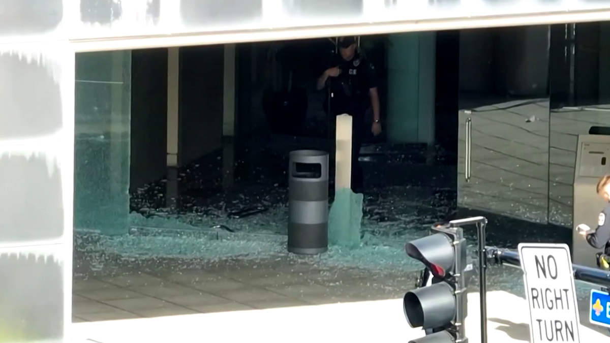 5 people killed, 8 injured including police officer in bank shooting in ...