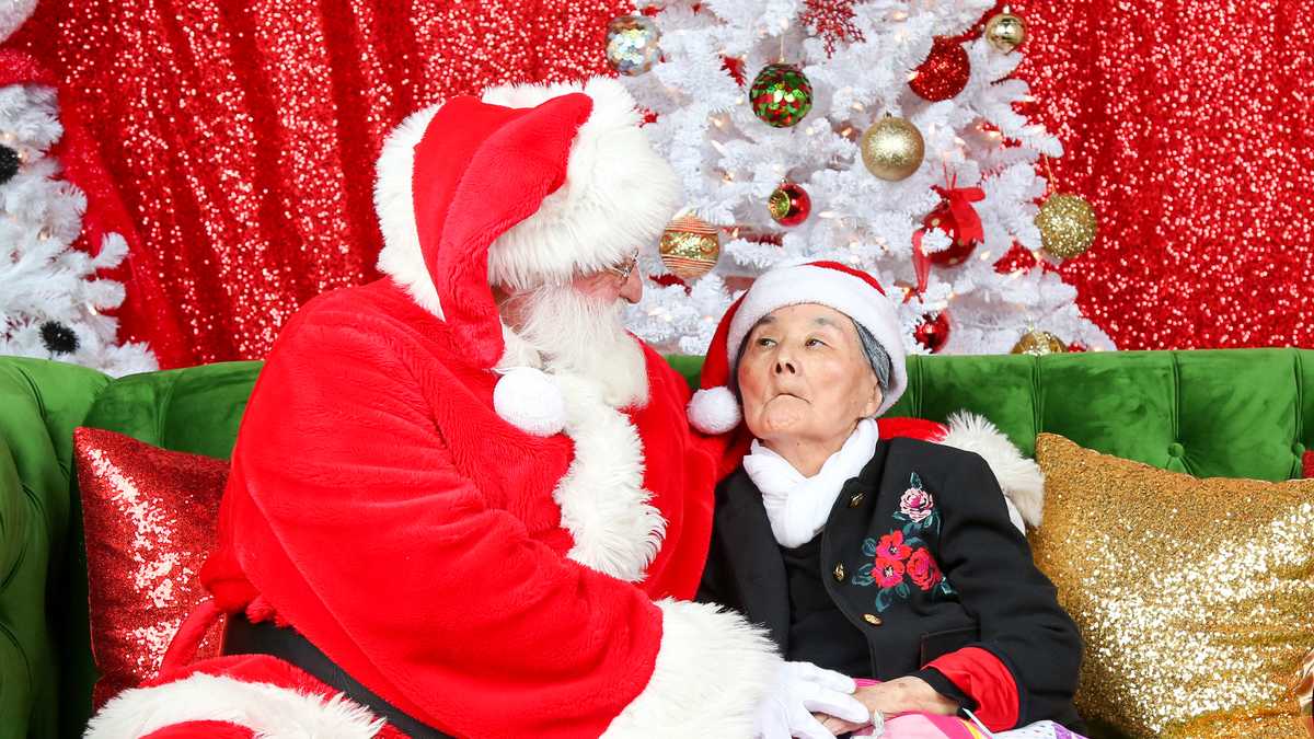 Santa Claus brings gift of happy memories to elderly woman with dementia
