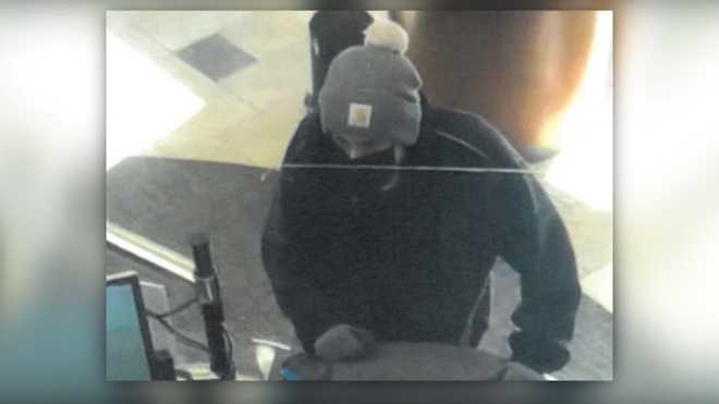 This&#x20;photo&#x20;shows&#x20;a&#x20;man&#x20;who&#x20;robbed&#x20;a&#x20;bank&#x20;in&#x20;York,&#x20;Maine&#x20;on&#x20;Nov.&#x20;1,&#x20;2021.&#x20;The&#x20;suspect,&#x20;identified&#x20;as&#x20;34-year-old&#x20;Brandon&#x20;Simmons,&#x20;later&#x20;led&#x20;police&#x20;on&#x20;a&#x20;chase&#x20;through&#x20;Salisbury,&#x20;Massachusetts&#x20;and&#x20;Seabrook,&#x20;New&#x20;Hampshire,&#x20;and&#x20;eventually&#x20;crashed&#x20;into&#x20;a&#x20;vehicle&#x20;in&#x20;Salisbury&#x20;after&#x20;police&#x20;terminated&#x20;their&#x20;pursuit.