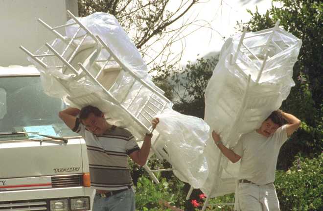 Workers&#x20;bring&#x20;in&#x20;chairs&#x20;for&#x20;Streisand&#x20;and&#x20;Brolin&#x27;s&#x20;wedding&#x20;in&#x20;1998.