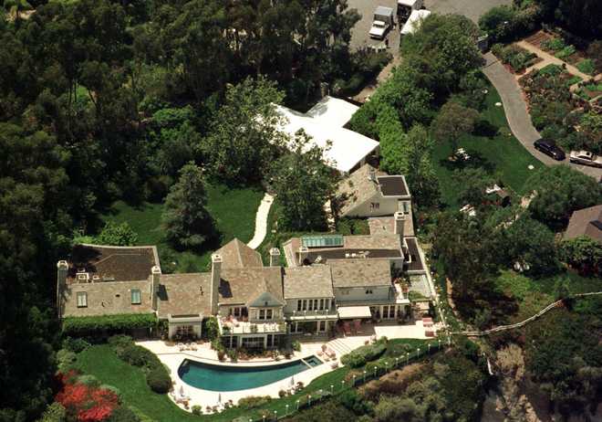 An&#x20;overhead&#x20;view&#x20;of&#x20;Streisand&#x27;s&#x20;estate,&#x20;showing&#x20;the&#x20;tent&#x20;set&#x20;up&#x20;for&#x20;their&#x20;wedding.