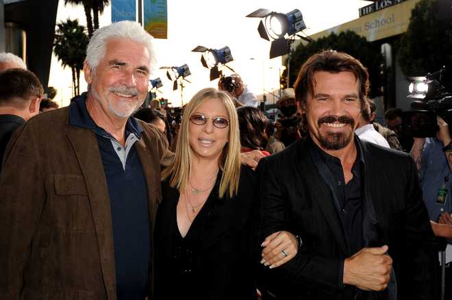 James&#x20;Brolin,&#x20;Barbra&#x20;Streisand,&#x20;and&#x20;Josh&#x20;Brolin&#x20;pose&#x20;on&#x20;the&#x20;red&#x20;carpet&#x20;together.