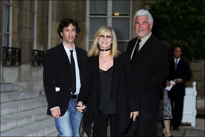 Jason&#x20;Gould,&#x20;Barbra&#x20;Streisand,&#x20;and&#x20;James&#x20;Brolin&#x20;pose&#x20;at&#x20;a&#x20;French&#x20;ceremony&#x20;to&#x20;honor&#x20;Streisand.